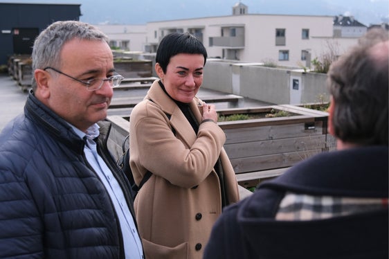 Landesrätin Mair und Ressortdirektor Critelli konnten sich in der alten Südtiroler Siedlung in Pradl-Ost ein Bild von einem neugestalteten Wohnkomplex der Neuen Heimat Tirol machen. (Foto: LPA/Neue Heimat Tirol)
