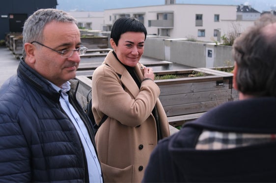 Landesrätin Mair und Ressortdirektor Critelli konnten sich in der alten Südtiroler Siedlung in Pradl-Ost ein Bild von einem neugestalteten Wohnkomplex der Neuen Heimat Tirol machen. (Foto: LPA/Neue Heimat Tirol)