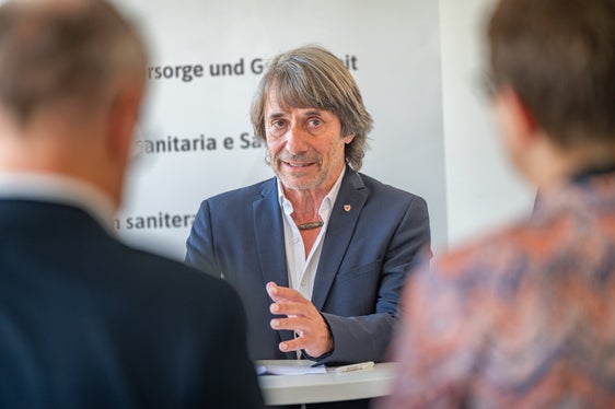 È particolarmente positivo che, dall’entrata in funzione delle Case della Comunità di Bolzano-Loew Cadonna e Laives a giugno, siamo riusciti a ridurre gli accessi al pronto soccorso dell’ospedale di Bolzano di circa il tre per cento rispetto allo stesso periodo dell’anno precedente, afferma soddisfatto l’assessore provinciale alla Prevenzione sanitaria e Salute Hubert Messner (nella foto durante l’inaugurazione della Casa della Comunità Bolzano-Loew Cadonna). (Foto: USP/Greta Stuefer)
