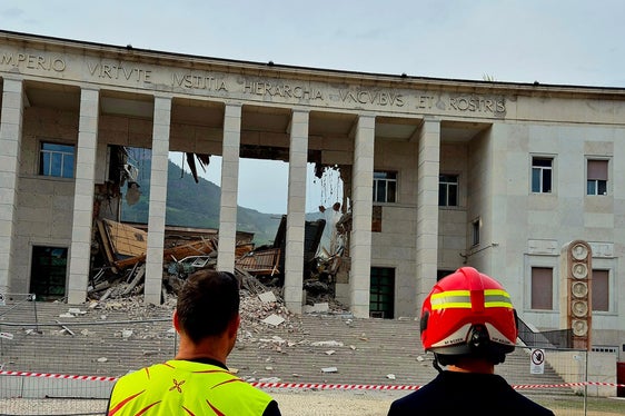 Die Decken werden genau überprüft, um das darunterliegende Archiv zu schützen. Gleichzeitig wird alles unternommen, um die Fassade zu sichern. (Foto: LPA/Agentur für Bevölkerungsschutz)