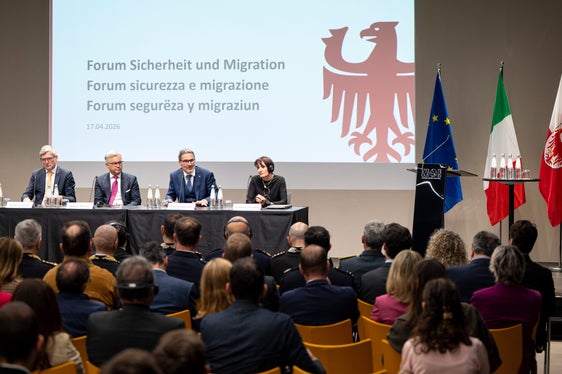 Im Bild von links: Der EU-Abgeordnete Herbert Dorfmann, EU-Kommissar Magnus Brunner, Landeshauptmann Arno Kompatscher und Regierungskommissarin Maddalena Travaglini. (Foto: LPA/Fabio Brucculeri)