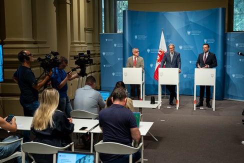 Landesrat Bianchi, Landeshauptmann Kompatscher und Landesrat Galateo gingen im Anschluss an die Sitzung der Landesregierung am 28. August auf die Konzessionsvergabe der Stahlwerke Bozen ein. (Foto: LPA/Fabio Brucculeri)