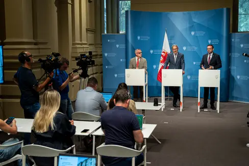 Landesrat Bianchi, Landeshauptmann Kompatscher und Landesrat Galateo gingen im Anschluss an die Sitzung der Landesregierung am 28. August auf die Konzessionsvergabe der Stahlwerke Bozen ein. (Foto: LPA/Fabio Brucculeri)