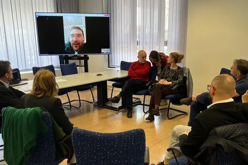 La LUB ha intrapreso un percorso di ricerca-formazione sull'Imaginative Education coinvolgendo dodici insegnanti provenienti da diverse scuole della provincia di Bolzano. Nella foto un momento di confronto nella sede della Sovrintendenza scolastica in lingua italiana. (Foto: USP)