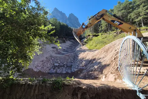 All'inizio dell'estate, gli operai hanno avviato i lavori per la costruzione di sette barriere in pietra ciclopica lungo il rio Wergesser, nel Comune di Castelrotto: gli interventi, ora, sono stati ultimati. (Foto: USP/Ufficio Sistemazione bacini montani sud/Hansjörg Prugg)