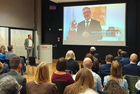 Für Landeshauptmann Arno Kompatscher, der beim jüngsten Forum Digital eine Grußbotschaft per Video übermittelte, ist die Digitalisierung eine große Chance, jedoch auch mit Risiken verbunden, die genau zu analysieren und einzugrenzen seien. (Foto: LPA/Ursula Pirchstaller)