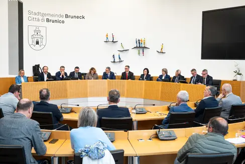 Nach dem Wipptal und dem Pustertal (im Bild die Sitzung am 31. März in Bruneck) trifft die Landesregierung am Dienstag, 14. April, mit Vertretungen der Bezirksgemeinschaft Vinschgau sowie Vinschger Bürgermeisterinnen und Bürgermeistern zusammen. (Foto: LPA/Fabio Brucculeri)