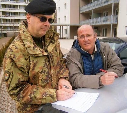 Il Tenente Colonnello Marco Cargnoni e l'architetto Mauro Corradini durante la firma del verbale. (Foto: ASP/Igor Cocca)