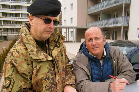 Il Tenente Colonnello Marco Cargnoni e l'architetto Mauro Corradini durante la firma del verbale. (Foto: ASP/Igor Cocca)