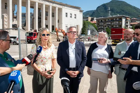 Der Landesrat für Hochbau, Christian Bianchi, im Rahmen einer Pressekonferenz nach dem Teileinsturz des Gerichtsgebäudes. (Foto: LPA/Fabio Brucculeri)