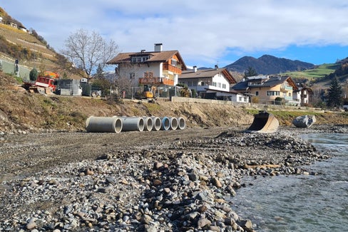 Derzeit verlegen die Bautrupps der Wildbachverbauung in Klausen Rohre für die Überquerung des Eisacks. (Foto: LPA/Landesamt für Wildbach- und Lawinenverbauung Nord)