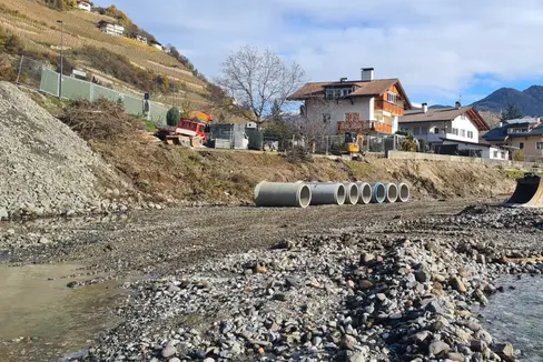 Le squadre di lavoro stanno attualmente posando i tubi per l'attraversamento dell'Isarco. (Foto: Ufficio Sistemazioni bacini montani nord)