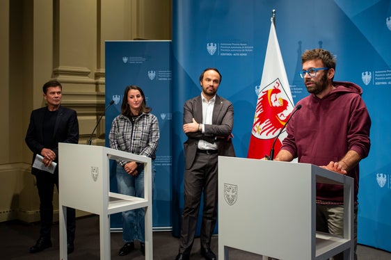 Projektleiter Florian Pallua vom Forum Prävention (ganz rechts im Bild, daneben Landesrat Achammer, die Kurtatscher Vizebürgermeisterin Stephanie Goldner und Amtsdirektor Pamer) betonte: Der Lokalpolitik sind junge Menschen wichtig und Turbo kann ein einfaches Instrument sein, Antworten zu bieten.
