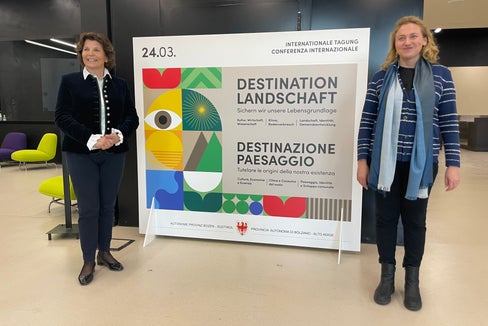 L'assessora Maria Hochgruber Kuenzer e Evelyn Oberleiter, della società di consulenza Terra Institute, durante la presentazione del convegno Destinazione paesaggio. Un contributo all’attuazione della mozione “Green Deal europeo / sviluppare nuovi metodi affinché il paesaggio resti anche in futuro base di esistenza” (Foto: ASP/Gnews)