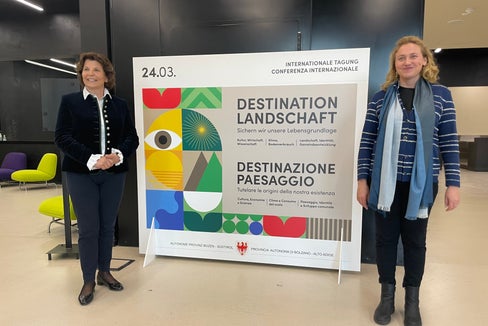 Landesrätin Hochgruber Kuenzer und Evelyn Oberleiter vom Terra Institut bei der Vorstellung der Fachtagung Destination Landschaft: Neue Wege beschreiten, um der Landschaft als Lebensgrundlage Priorität in den Entscheidungen einzuräumen. (Foto: LPA/Gnews)