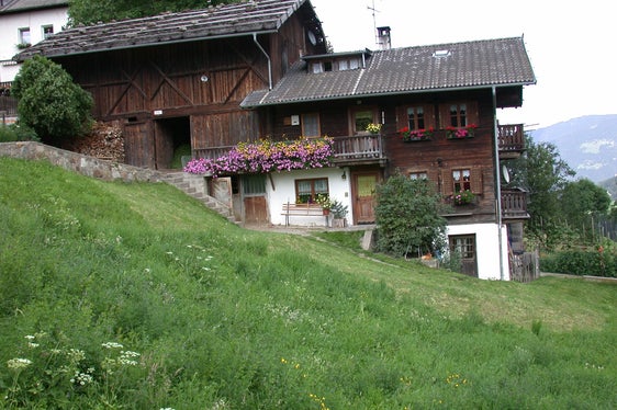 Geschlossene Höfe haben jahrhundertelange Tradition - flächenmäßige Änderungen, Neubildungen oder Auflösungen müssen von den örtlichen Höfekommissionen gutgeheißen werden. (Foto: LPA/Abteilung Landwirtschaft)