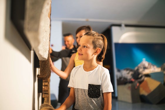 Ein Großteil der Nationalparkhäuser - im Bild ein Blick in das Besucherzentrum naturatrafoi - ist in die Jahre gekommen und weist baulichen oder didaktisch-funktionalen Anpassungsbedarf auf. (Foto: IDM Südtirol Alto adige/cinemepic)