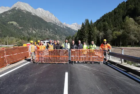 Bei der Übergabe der Brücke in Antholz-Mittertal waren am 3. Oktober Bürgermeister Thomas Schuster (6.v.l.), Landesrat Daniel Alfreider (6.v.r.), SIMICO-Geschäftsführer Fabio Massimo Saldini (5.v.r.) und der Direktor der Abteilung Tiefbau, Umberto Simone (4.v.r.) sowie einige Technikerinnen und Techniker des Landes sowie Mitarbeiter der Firma Göller Bogl dabei. (Foto: LPA/Ingo Dejaco)