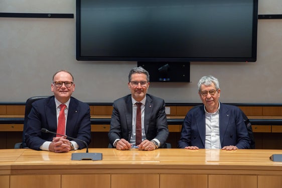 Landeshauptmann Arno Kompatscher mit dem scheidenden Präsidenten des Südtiroler Wirtschaftsrings Federico Giudiceandrea (r.) und dem designierten SWR-Präsidenten Sandro Pellegrini (Foto: LPA/Greta Stuefer)