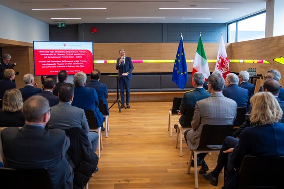Il saluto del presidente della Provincia autonoma di Bolzano, Arno Kompatscher, nella Alto Adige Lounge della Fiera (Foto: ASP/Fabio Brucculeri)