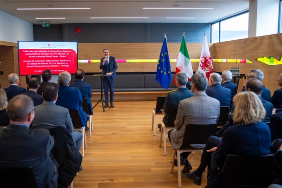 Il saluto del presidente della Provincia autonoma di Bolzano, Arno Kompatscher, nella Alto Adige Lounge della Fiera (Foto: ASP/Fabio Brucculeri)
