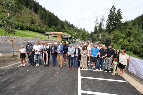 I lavori di costruzione del nuovo nodo di mobilità a Ponte Nova, inaugurato il 6 luglio, sono terminati nei tempi previsti. Si tratta di un moderno centro intermodale che rappresenta un passo decisivo verso una mobilità più sicura, efficiente e sostenibile nella Val d’Ega. La fermata degli autobus e il parcheggio esistenti sono stati ristrutturati per rendere più comodo e sicuro il passaggio dall'auto privata all'autobus di linea. (Foto: USP/Dipartimento Infrastrutture e Mobilità)