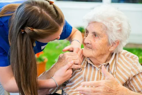 Il 21 novembre, su proposta dell'assessora provinciale Rosmarie Pamer, la Giunta provinciale ha adottato una delibera complessiva per rafforzare le residenze per anziani dell'Alto Adige, alleggerendo al contempo il carico di lavoro dei familiari che prestano assistenza e facilitando l'accesso alla professione di operatrice e operatore socio-sanitario. (Foto: USP/Claudia Corrent)
