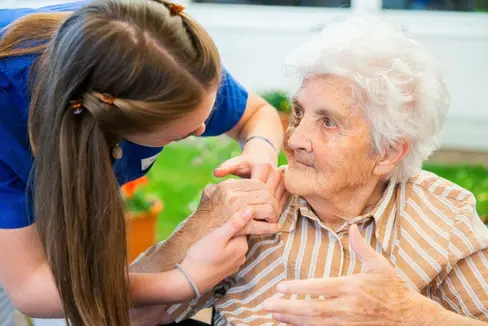 Die Landesregierung hat am 21. November auf Vorschlag von Landesrätin Rosmarie Pamer einen umfassenden Beschluss zur Stärkung der Südtiroler Seniorenwohnheime gefasst, der gleichzeitig die pflegenden Angehörigen entlastet und Menschen den Einstieg in den Pflegeberuf erleichtert. (Foto: LPA/Claudia Corrent)