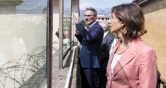 Der zukünftige Standort für das Gefängnis in Bozen ist seit langem Gegenstand der Verhandlungen zwischen Bozen und Rom: Im Bild Landeshauptmann Arno Kompatscher und die damalige Justizministerin Marta Cartabia am 17. Juni 2022 bei einem Besuch am aktuellen Standort. (Foto: LPA/Tiberio Sorvillo)