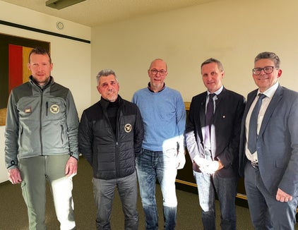 Investition in Zukunft der Wälder: Die Raiffeisenkasse Bruneck unterstützt mit 10.000 Euro das Projekt Waldheim in Bruneck über den Waldfonds: im Bild von links Stationsleiter Stefan Schwingshackl, Amtsdirektor Wolfgang Weger, Marco Goldwurm von der Eigenverwaltung bürgerlicher Nutzungsgüter Bruneck, Forstwirtschaftslandesrat Luis Walcher, Georg Oberhollenzer, Geschäftsführer der Raiffeisenkasse Bruneck. (Foto: Raiffeisenkasse Bruneck)