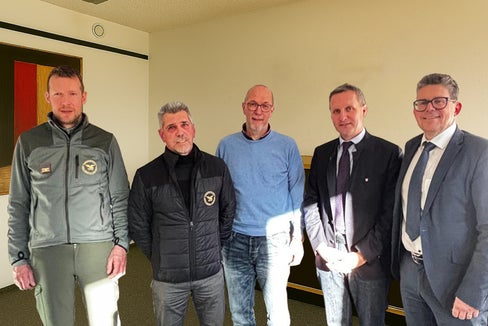 Investition in Zukunft der Wälder: Die Raiffeisenkasse Bruneck unterstützt mit 10.000 Euro das Projekt Waldheim in Bruneck über den Waldfonds: im Bild von links Stationsleiter Stefan Schwingshackl, Amtsdirektor Wolfgang Weger, Marco Goldwurm von der Eigenverwaltung bürgerlicher Nutzungsgüter Bruneck, Forstwirtschaftslandesrat Luis Walcher, Georg Oberhollenzer, Geschäftsführer der Raiffeisenkasse Bruneck. (Foto: Raiffeisenkasse Bruneck)