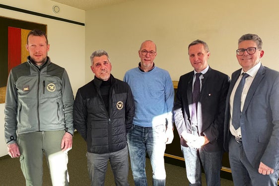 La Cassa Raiffeisen di Brunico sostiene con 10.000 euro il progetto della casa forestale di Brunico attraverso il fondo forestale. Nella foto (da sinistra), il capostazione Stefan Schwingshackl, il direttore del distretto Wolfgang Weger, Marco Goldwurm (Amministrazioni separate dei beni di uso civico), l'assessore provinciale alle Foreste Luis Walcher, Georg Oberhollenzer, amministratore delegato della Cassa Raiffeisen Brunico. (Foto: Cassa Raiffeisen Brunico)