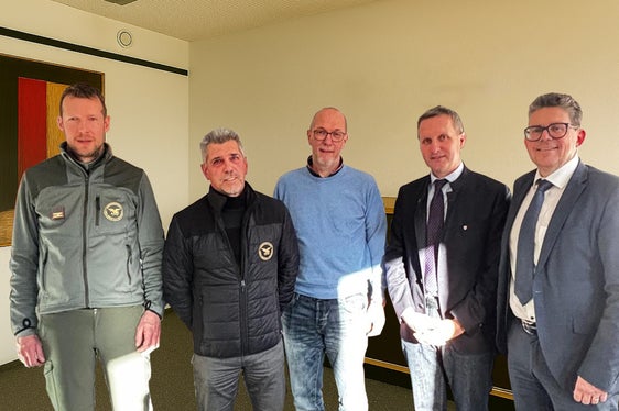 La Cassa Raiffeisen di Brunico sostiene con 10.000 euro il progetto della casa forestale di Brunico attraverso il fondo forestale. Nella foto (da sinistra), il capostazione Stefan Schwingshackl, il direttore del distretto Wolfgang Weger, Marco Goldwurm (Amministrazioni separate dei beni di uso civico), l'assessore provinciale alle Foreste Luis Walcher, Georg Oberhollenzer, amministratore delegato della Cassa Raiffeisen Brunico. (Foto: Cassa Raiffeisen Brunico)