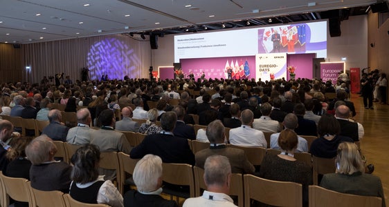 Großes Interesse für das Thema Wettbewerbsfähigkeit im vollen Saal beim Euregio-Summit im Congress Centrum Alpbach (Foto: Land Tirol/Sedlak)
