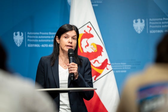 Gerlinde Wiedenhofer vom Landestierärztlichen Dienst ging auf die Auswirkungen des Mähtods auf die Tierfutterqualität ein. (Foto: LPA/Fabio Brucculeri)