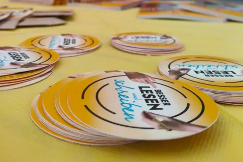 Zum Internationalen Tag der Muttersprache am 21. Februar 2025 setzen das Amt für Weiterbildung und Sprachen und die KVW-Bildung ein Zeichen für die Förderung der Lese- und Schreibkompetenz. (Foto: Amt für Weiterbildung und Sprachen/KVW-Bildung)