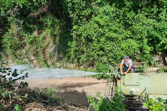 La diga paramassi nei pressi di Gargazzone deve essere costantemente irrigata (Foto: ASP/Agentur per la Protezione civile/Judith Weissensteiner)