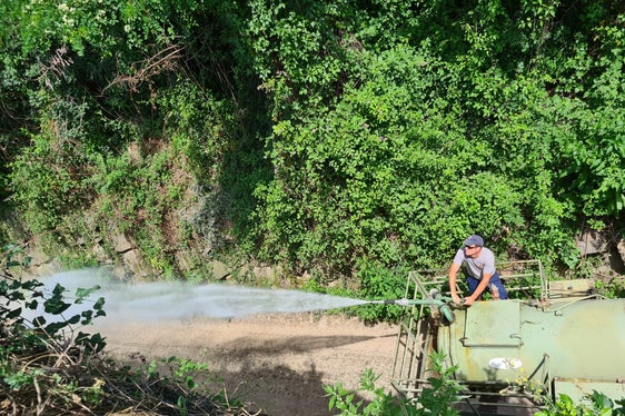 La diga paramassi nei pressi di Gargazzone deve essere costantemente irrigata (Foto: ASP/Agentur per la Protezione civile/Judith Weissensteiner)