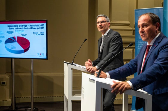 Bei der Pressekonferenz im Anschluss an die Sitzung der Landesregierung (13. Juni) hat Landesrat Giuliano Vettorato die Zahlen zu den Förderungen im Bereich erneuerbare Energien vorgelegt. Diese Maßnahmen bedeuten Arbeit für viele heimische Betriebe und sind in der Folge ein Ansporn für die Wirtschaft, sagte er. (Foto: LPA/Fabio Brucculeri)