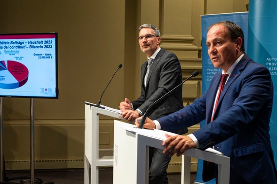 Durante l'odierna conferenza stampa, l'assessore provinciale Giuliano Vettorato (a destra) ha presentato i dati relativi alle agevolazioni nel settore delle energie rinnovabili. Queste misure significano lavoro per molte imprese locali e sono quindi uno stimolo per l'economia, ha detto. (Foto: ASP/Fabio Brucculeri)