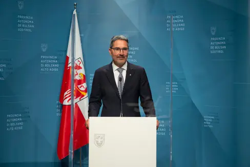 Il presidente Kompatscher: Si tratta di un piano basato su un ampio lavoro di monitoraggio scientifico che vuole portare ad una stabilizzazione della popolazione complessiva dei cervi (Foto: ASP/Fabio Brucculeri)