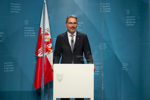 Il presidente Kompatscher: Si tratta di un piano basato su un ampio lavoro di monitoraggio scientifico che vuole portare ad una stabilizzazione della popolazione complessiva dei cervi (Foto: ASP/Fabio Brucculeri)