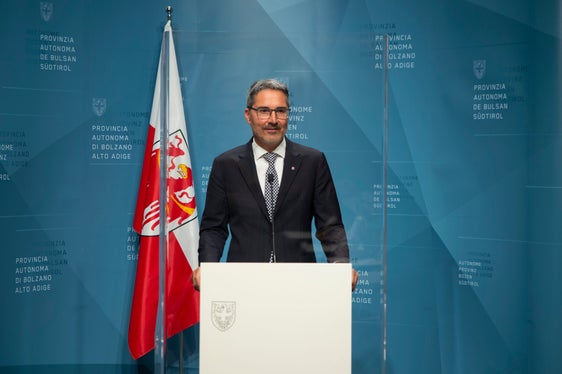 Landeshauptmann Kompatscher bei der heutigen Pressekonferenz (Foto: LPA/Fabio Brucculeri)