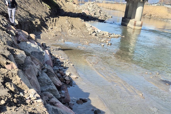 All’altezza di Ponte d’Adige i bacini montani hanno costruito un muro ciclopico lungo circa 130 metri sulla riva orografica destra dell’Adige per rinforzare la diga ed hanno anche ampliato il letto del fiume. (Foto: USP/Ufficio Sistemazione bacini montani sud dell’Agenzia per la Protezione civile)