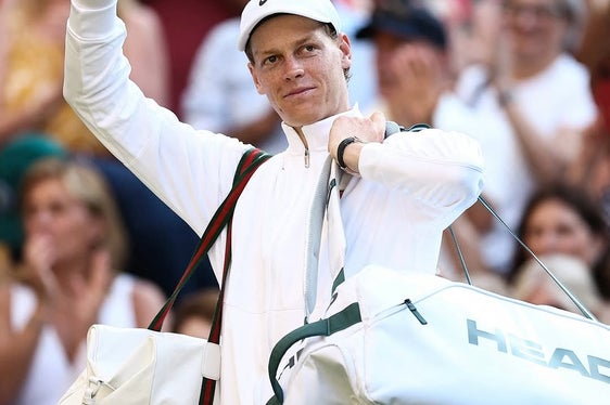 Jannik Sinner riscrive la storia del tennis mondiale. Per il campione altoatesino primo titolo in carriera nel torneo di Wimbledon, l'evento tennistico più rinomato, antico ed importante al mondo. (Foto: FITP. La foto può essere utilizzata solo nel contesto di questo comunicato stampa)