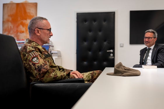 Im Gespräch betonten sowohl Landeshauptmann Kompatscher, als auch Alpini-Generalmajor Vezzoli die Bereitschaft, die gute Zusammenarbeit fortzuführen. (Foto: LPA/Fabio Brucculeri)