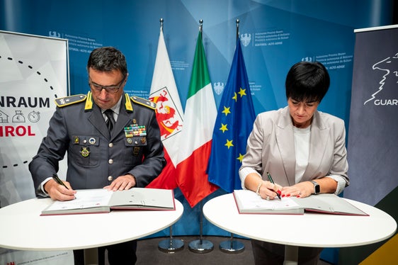 Bei der Unterzeichnung des Abkommens zwischen Land und Finanzpolizei: Der Regionalkommandant der Finanzpolizei Gavino Putzu und Wohnbaulandesrätin Ulli Mair. (Foto: LPA/Fabio Brucculeri)