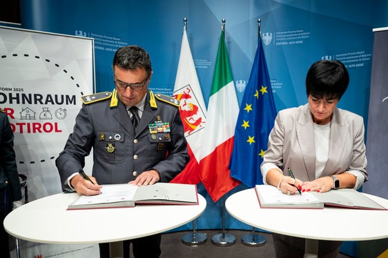 Mettere gli alloggi a disposizione della popolazione residente è uno dei principi fondamentali della Riforma Abitare 2025, che prevede anche un controllo coerente e completo del corretto utilizzo degli alloggi destinati ai residenti, afferma l'assessora provinciale Mair (a destra nella foto durante la firma con il generale di Brigata Gavino Putzu). (Foto: USP/Fabio Brucculeri)