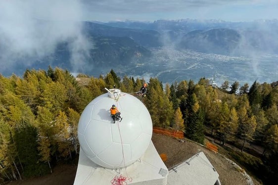 Die Inbetriebnahme der neuen Radarstation auf dem Gantkofel an der Grenze zwischen Südtirol und dem Trentino wird innerhalb der nächsten Wochen erfolgen. (Foto: LPA/Dienst für Risikoprävention und CUE Trient)