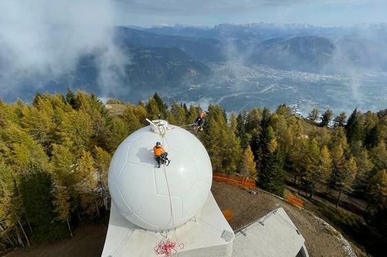 Die Inbetriebnahme der neuen Radarstation auf dem Gantkofel an der Grenze zwischen Südtirol und dem Trentino wird innerhalb der nächsten Wochen erfolgen. (Foto: LPA/Dienst für Risikoprävention und CUE Trient)